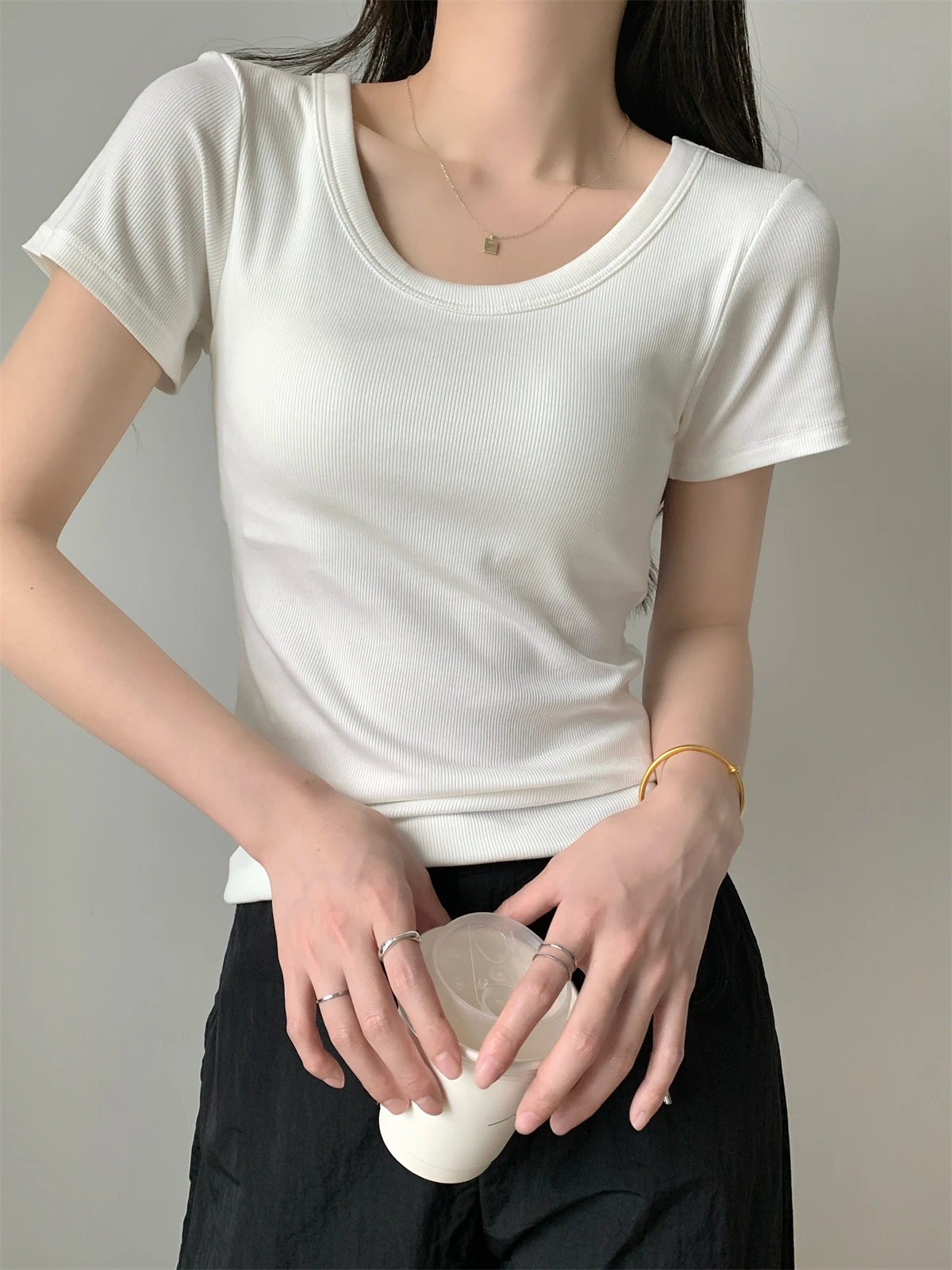 2024 Spring/Summer Korean U-neck solid color basic versatile with chest pad, pure cotton short sleeved women's T-shirt top
2024 Spring/Summer Korean U-neck solid color basic versatile with chest pad, pure cotton short sleeved women's T-shirt top