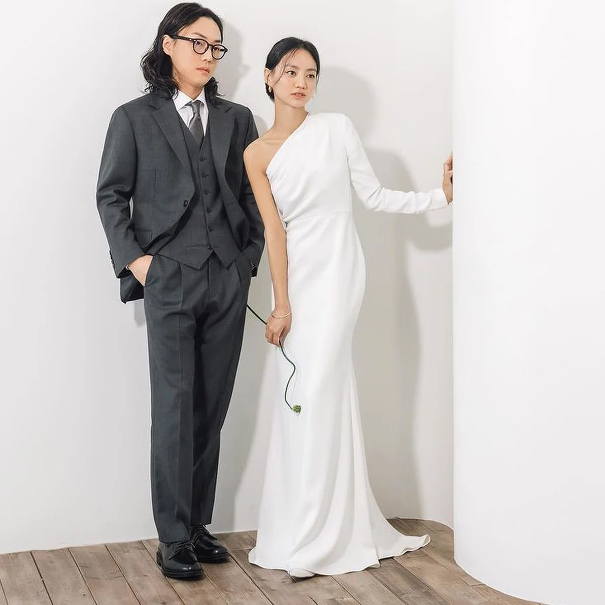 OEING One Shoulder Luxury Formal Wedding Dresses Pleat Mermaid Long Sleeves 프롬드레스 Floor Length Elegant Bride Gowns Party Women
OEING One Shoulder Luxury Formal Wedding Dresses Pleat Mermaid Long Sleeves 프롬드레스 Floor Length Elegant Bride Gowns Party Women