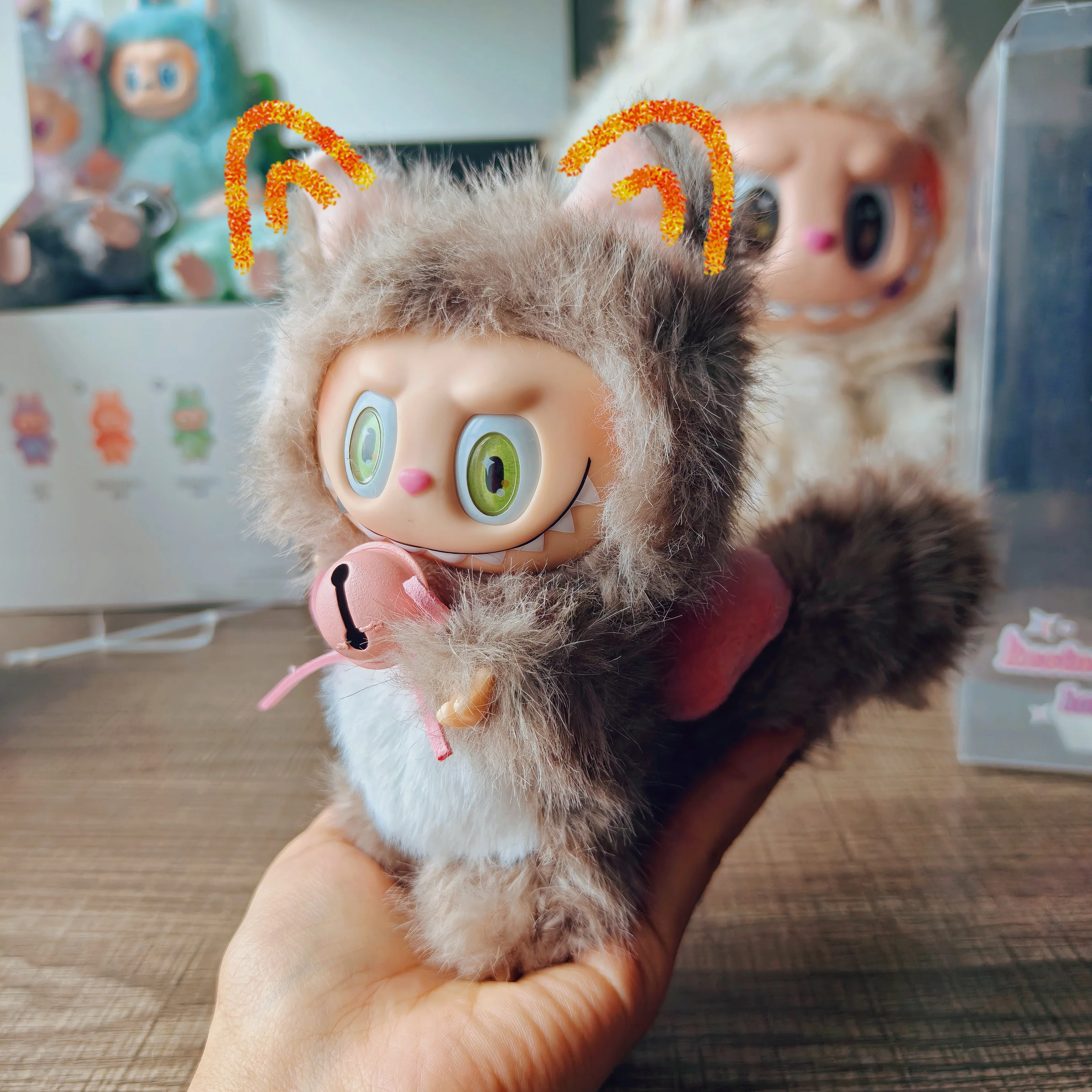 Новая копия Zimomo Tabby Cat с розовым колокольчиком Labubu, милая сменная плюшевая кукла, фигурка, виниловая подвеска, сумка, аксессуар, подарок на день рождения ребенка
Новая копия Zimomo Tabby Cat с розовым колокольчиком Labubu, милая сменная плюшевая кукла, фигурка, виниловая подвеска, сумка, аксессуар, подарок на день рождения ребенка