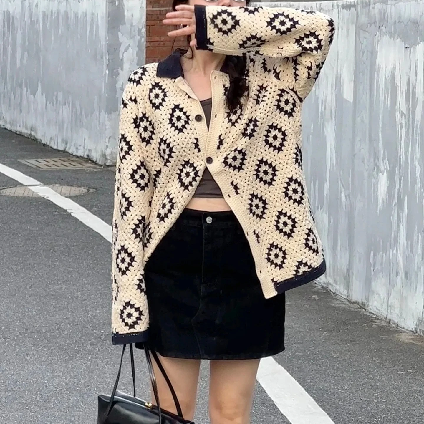 Женский осенне-зимний новый вязаный кардиган с лацканами контрастного цвета, зимний теплый свитер
Женский осенне-зимний новый вязаный кардиган с лацканами контрастного цвета, зимний теплый свитер