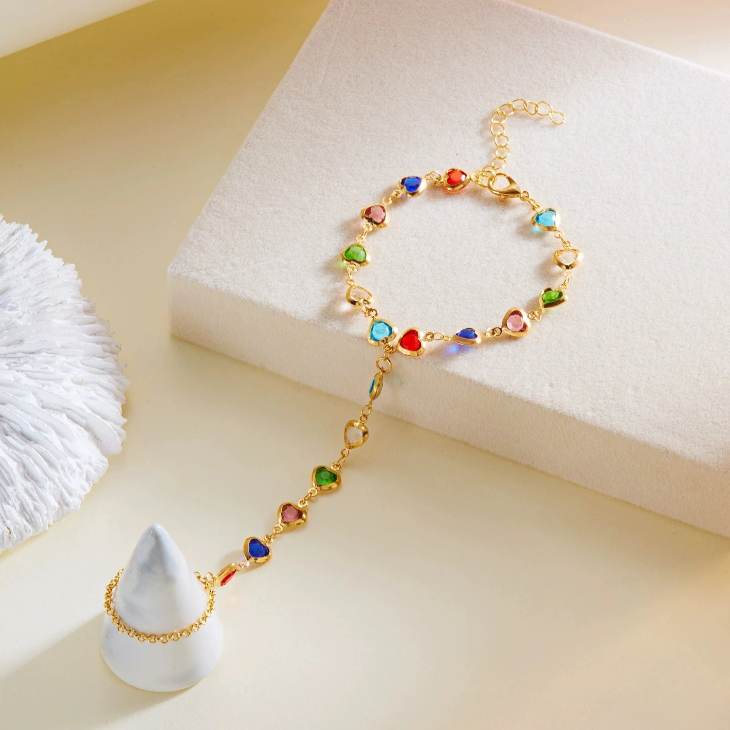 Golden Yellow Ladies' Vintage-style Bracelet, Fashionable Elegant Minimalist Niche Finger Ring-style with Sparkling Artificial Glass Gemstones in Randomly Assorted Colors, Suitable for Daily Wear
Golden Yellow Ladies' Vintage-style Bracelet, Fashionable Elegant Minimalist Niche Finger Ring-style with Sparkling Artificial Glass Gemstones in Randomly Assorted Colors, Suitable for Daily Wear
