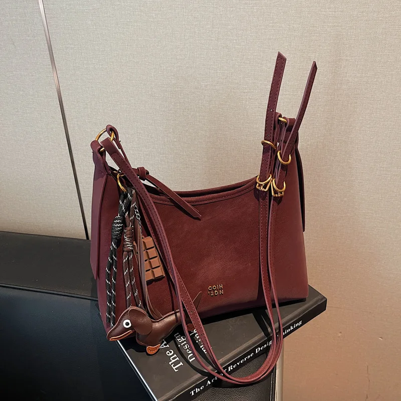 Элегантная ретро-сумка через плечо для женщин, осень-зима 2025, простая, стильная, универсальная, сумка-багет, сумка через плечо для повседневного использования
Элегантная ретро-сумка через плечо для женщин, осень-зима 2025, простая, стильная, универсальная, сумка-багет, сумка через плечо для повседневного использования