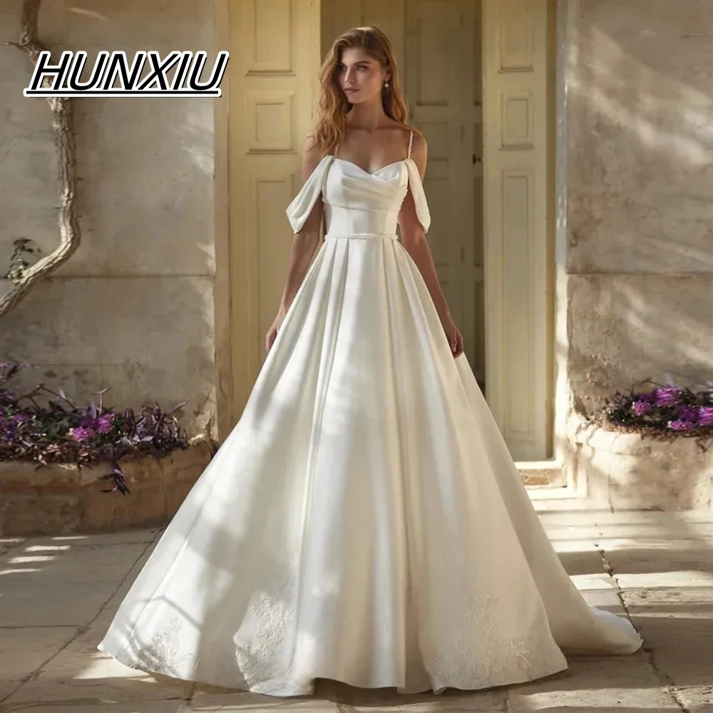 Customized Vintage Satin Wedding Dresses for Mariages Off the Shoulder Appliques A Line Button Sweep Train Vestido De Noiva
Customized Vintage Satin Wedding Dresses for Mariages Off the Shoulder Appliques A Line Button Sweep Train Vestido De Noiva