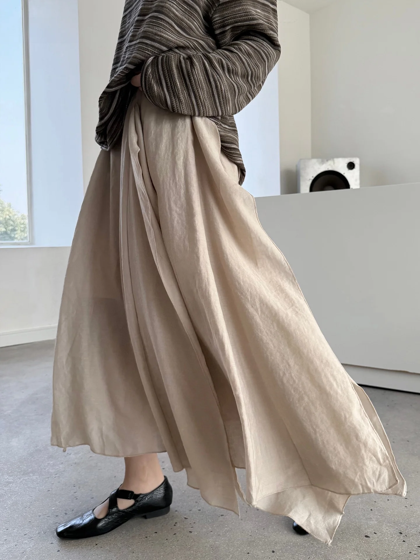 Юбка миди Land And Mountain Island Ting Lan асимметричного А-силуэта из ацетатного лиоцелла с широким подолом и эффектом стройности
Юбка миди Land And Mountain Island Ting Lan асимметричного А-силуэта из ацетатного лиоцелла с широким подолом и эффектом стройности