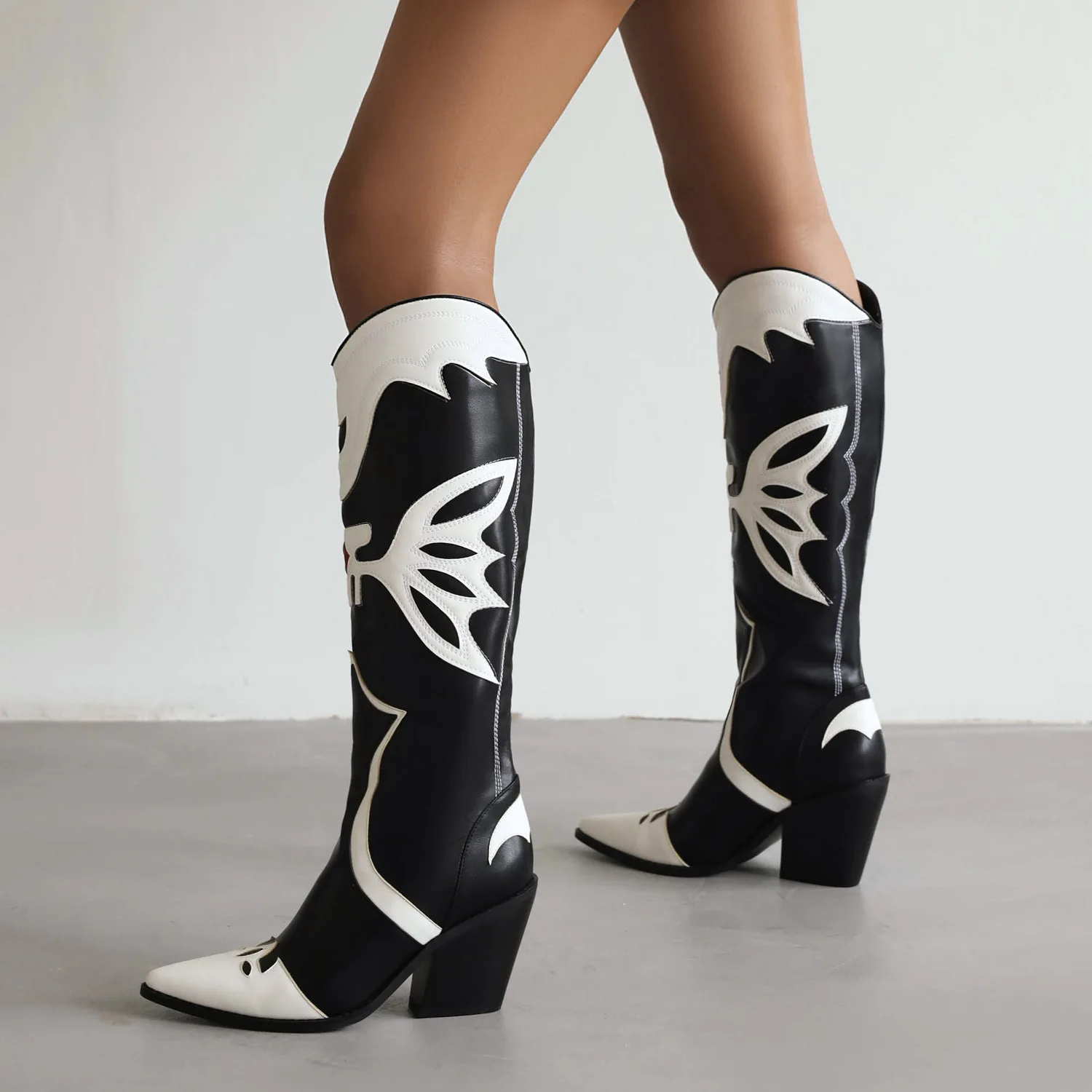 2023 New PointedToe Thick Heeled High Heeled Black And White Embroidery Large Size Catwalk Knee Length Boots Women's Boots
2023 New PointedToe Thick Heeled High Heeled Black And White Embroidery Large Size Catwalk Knee Length Boots Women's Boots