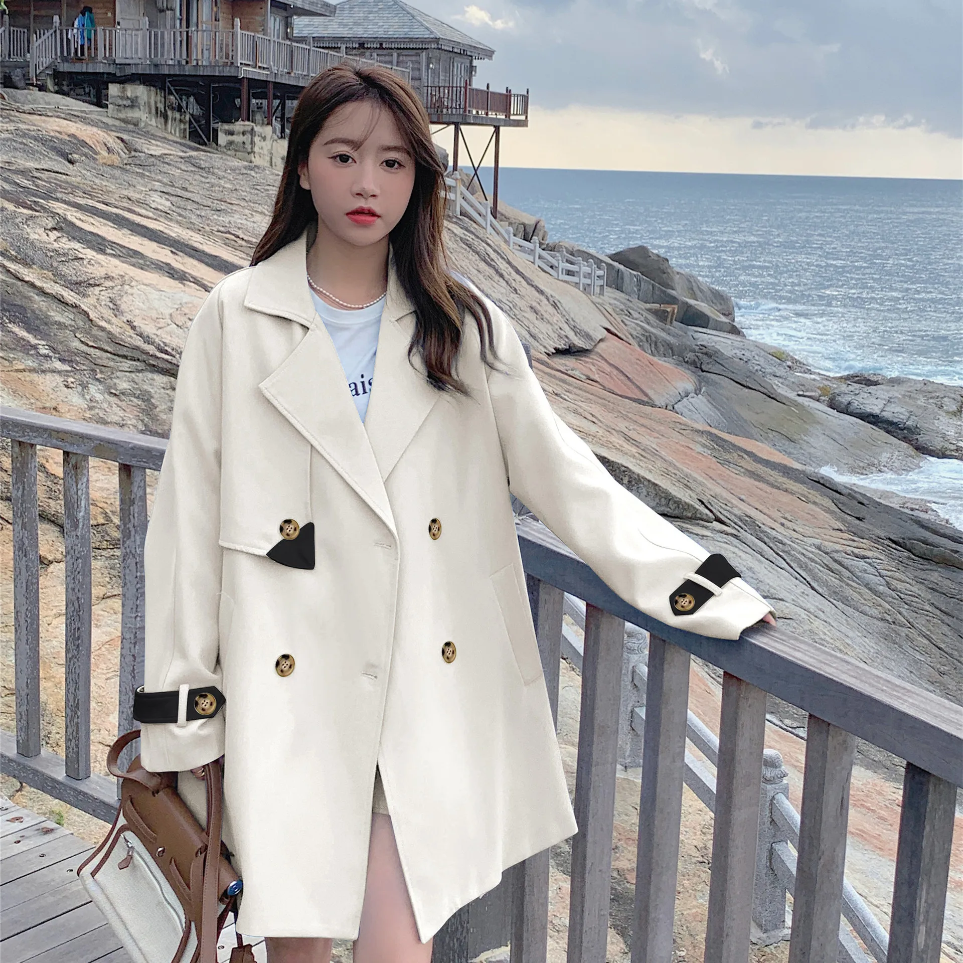 2025 новый дизайн, кожаный двубортный плащ с нашивками, женский свободный повседневный плащ средней длины большого размера
2025 новый дизайн, кожаный двубортный плащ с нашивками, женский свободный повседневный плащ средней длины большого размера