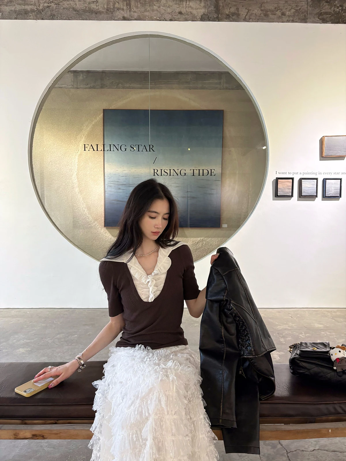 Женская футболка Cunblvd Slim Fit с оборками из искусственного дерева, весна 2025, новая коллекция, однотонная, с V-образным вырезом, стандартная длина рукава
Женская футболка Cunblvd Slim Fit с оборками из искусственного дерева, весна 2025, новая коллекция, однотонная, с V-образным вырезом, стандартная длина рукава