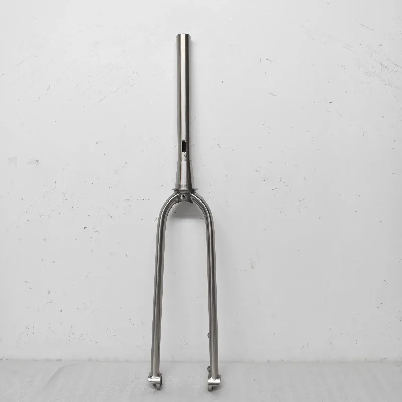 700C Titanium Gravel Bicycle Fork Fully Integrated Cables Rigid Bike Front Fork Disc Brake Compatible Cycling Components
700C Titanium Gravel Bicycle Fork Fully Integrated Cables Rigid Bike Front Fork Disc Brake Compatible Cycling Components