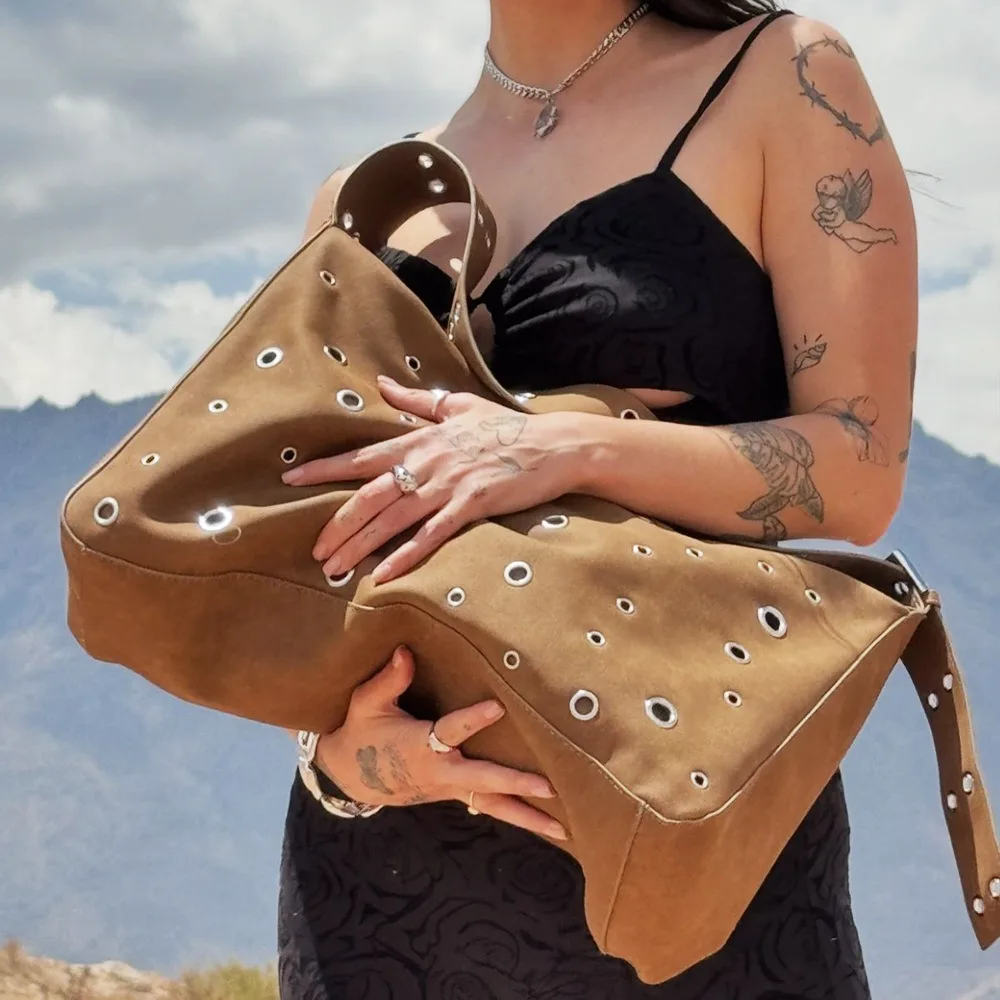 Винтажный большой кошелек с заклепками в стиле панк, женская сумка на плечо из искусственной замши, повседневная сумка-тоут, женская сумка для покупок, кошелек Y2K
Винтажный большой кошелек с заклепками в стиле панк, женская сумка на плечо из искусственной замши, повседневная сумка-тоут, женская сумка для покупок, кошелек Y2K
