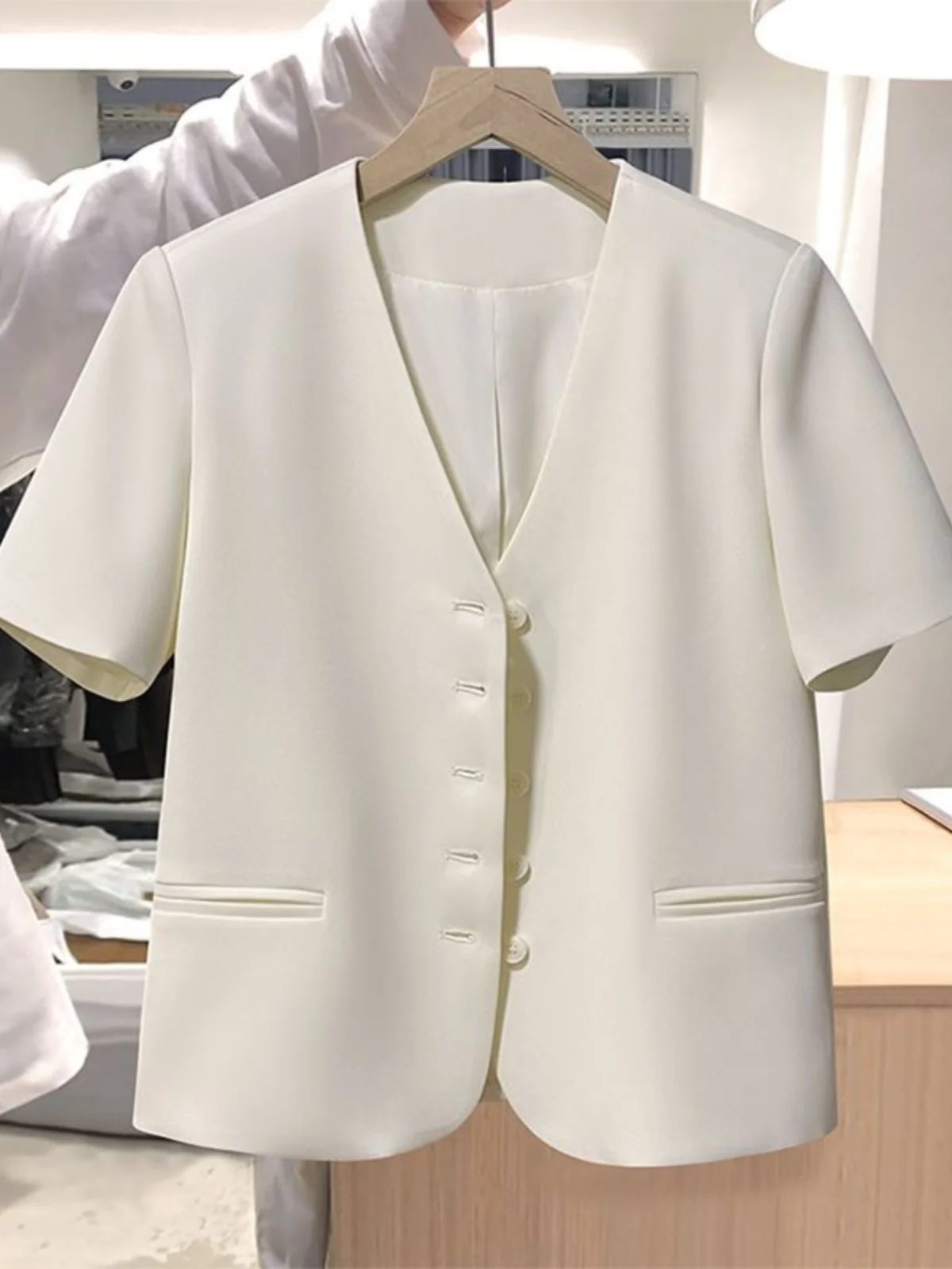 Slim Fit Short Sleeve V-Neck Suit Jacket Women's Fashionable Loose Style White Thin Summer New Arrival Polyester Blend
Slim Fit Short Sleeve V-Neck Suit Jacket Women's Fashionable Loose Style White Thin Summer New Arrival Polyester Blend