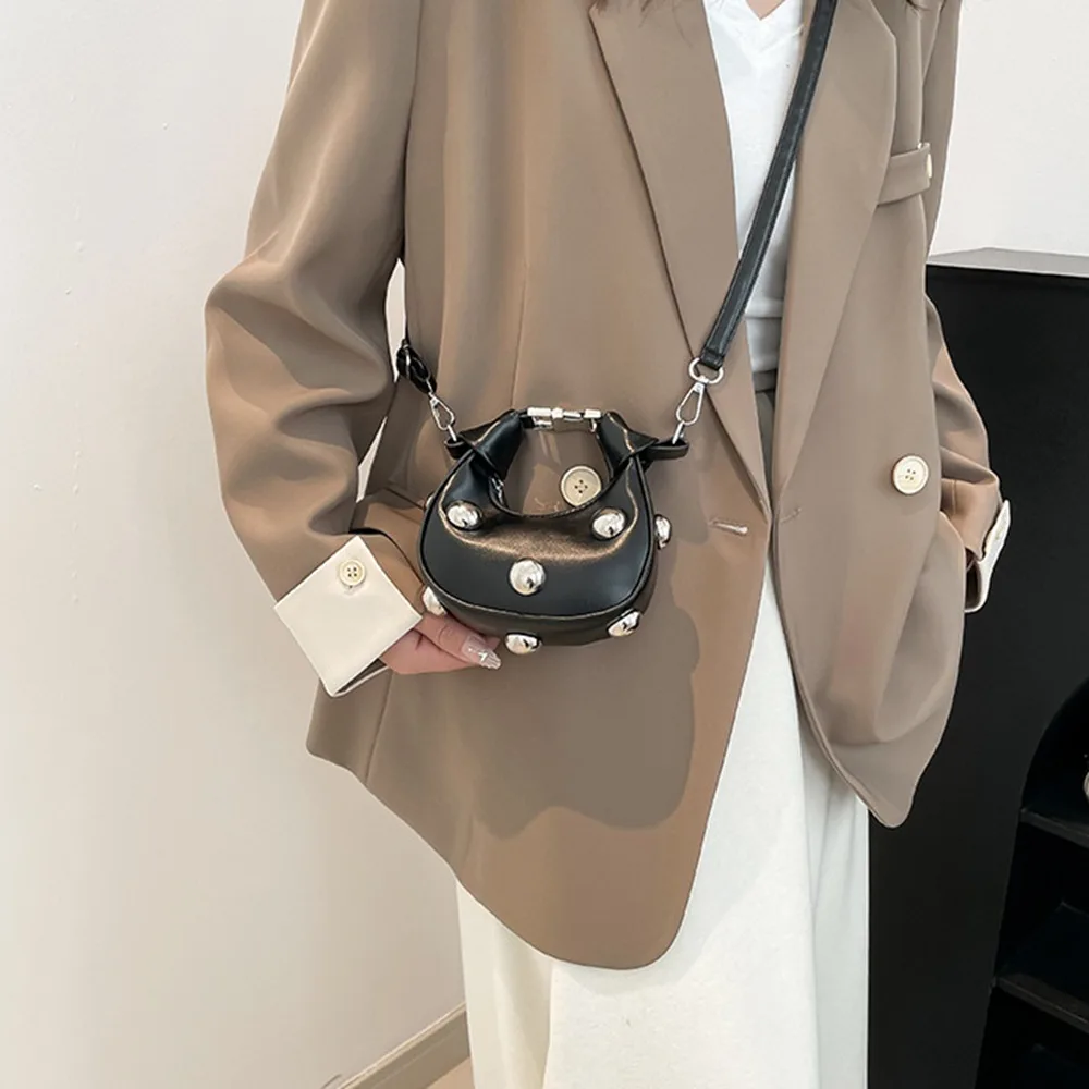 Creative Retro Mini Riveted Handbag Korean Style Portable Small Crossbody Bag Luxury PU Lipstick Storage Bag Travel
Creative Retro Mini Riveted Handbag Korean Style Portable Small Crossbody Bag Luxury PU Lipstick Storage Bag Travel