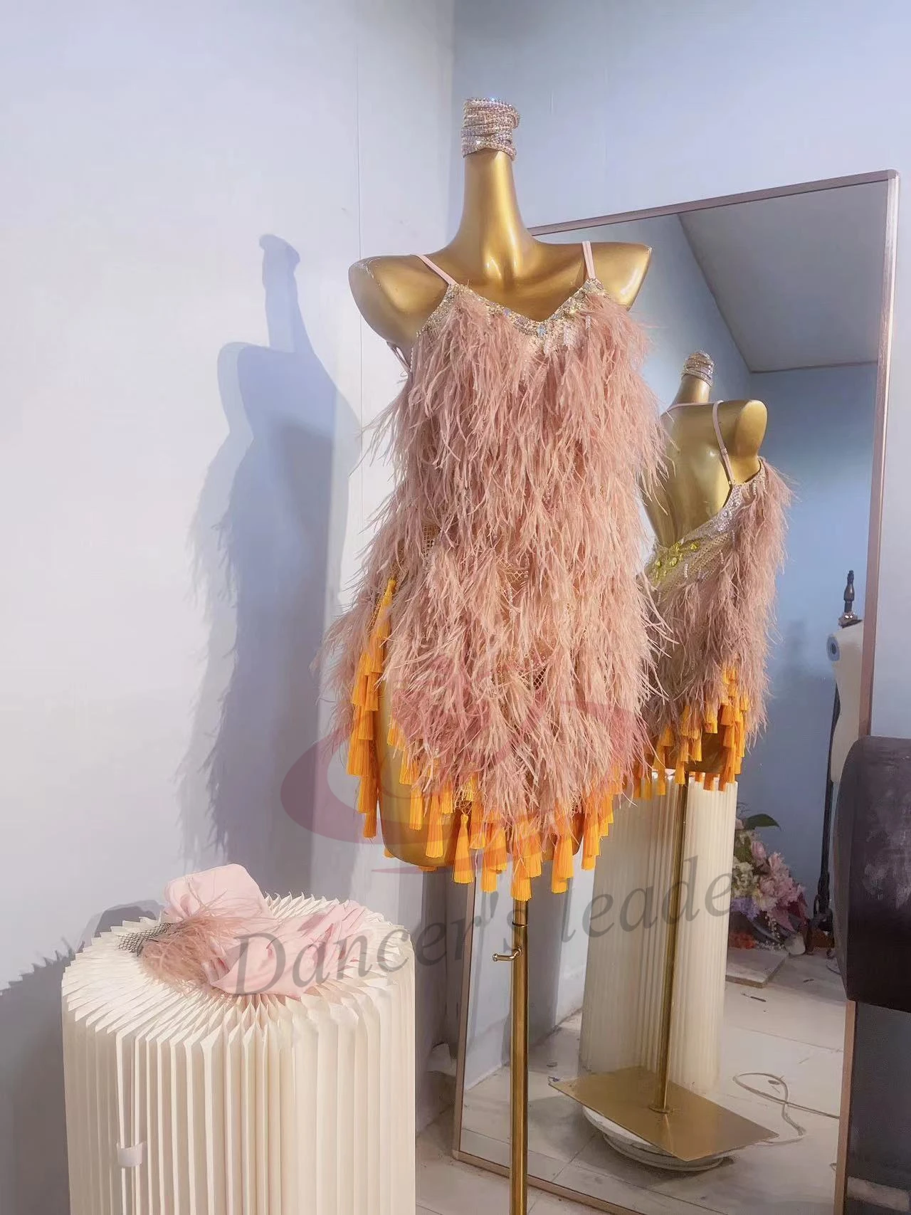 Latin Dance Competition Women's High-end Custom Pink Fluff Suspenders Cha Cha Samba Performance Black Pool Dress
Latin Dance Competition Women's High-end Custom Pink Fluff Suspenders Cha Cha Samba Performance Black Pool Dress