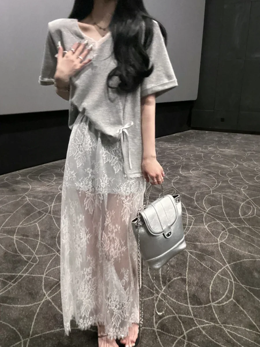 2025 Summer New High-end Designed Simple Niche Grey Short Top and White Lace Long Skirt 2 Piece Sets Womens Outfits Casual
2025 Summer New High-end Designed Simple Niche Grey Short Top and White Lace Long Skirt 2 Piece Sets Womens Outfits Casual