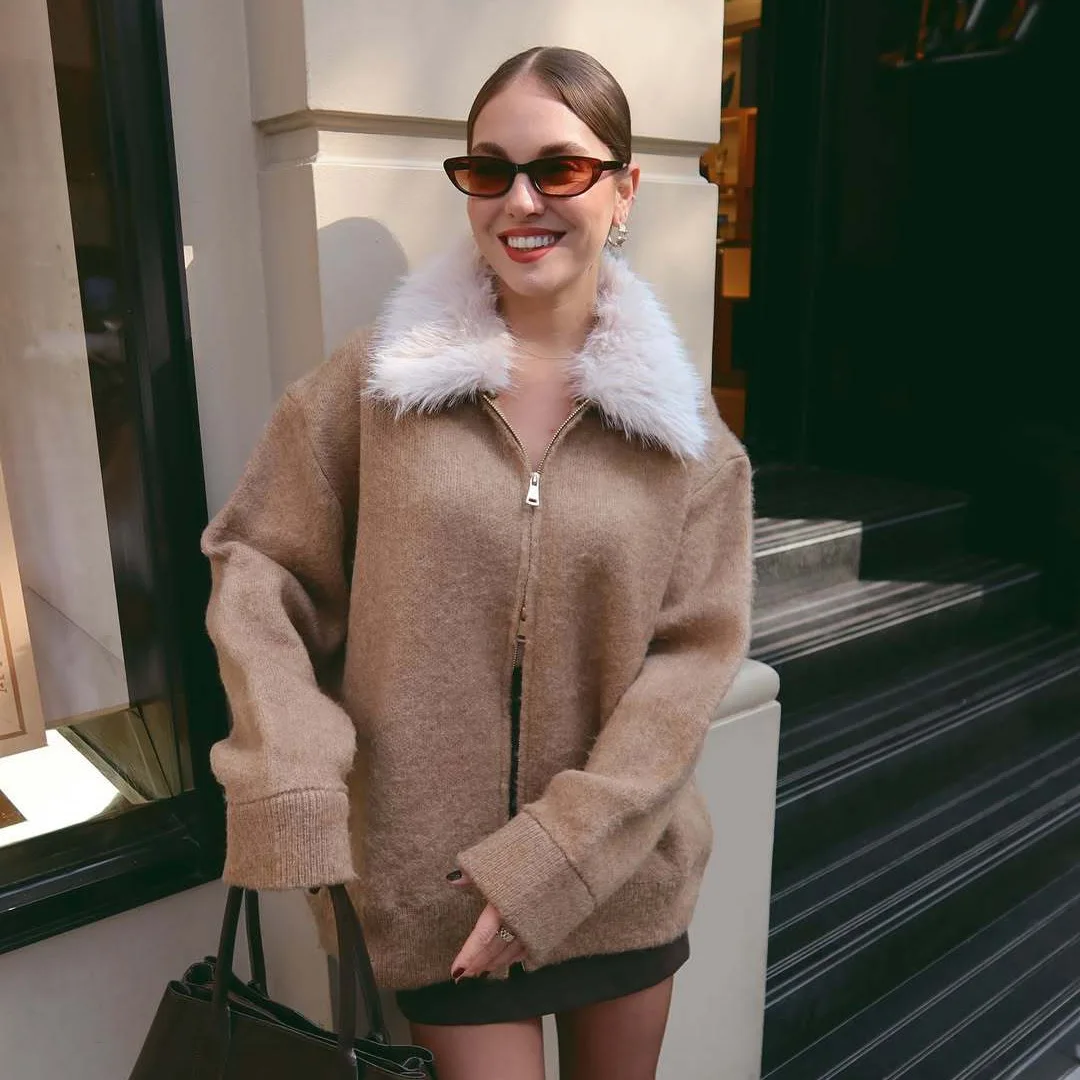 Осенне-зимняя модная свободная универсальная куртка с лацканами из искусственного меха на молнии с длинными рукавами, верхняя одежда, женское уличное пальто
Осенне-зимняя модная свободная универсальная куртка с лацканами из искусственного меха на молнии с длинными рукавами, верхняя одежда, женское уличное пальто