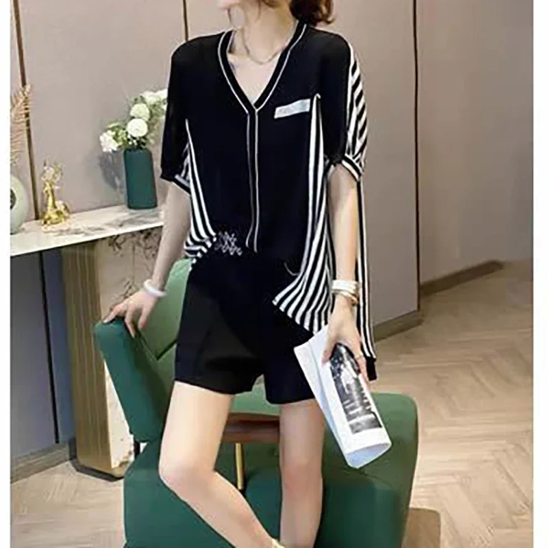 Fashion V-Neck Spliced Asymmetrical Striped Blouses Women's Clothing 2025 Summer New Loose Commuter Tops Casual Irregular Shirts
Fashion V-Neck Spliced Asymmetrical Striped Blouses Women's Clothing 2025 Summer New Loose Commuter Tops Casual Irregular Shirts