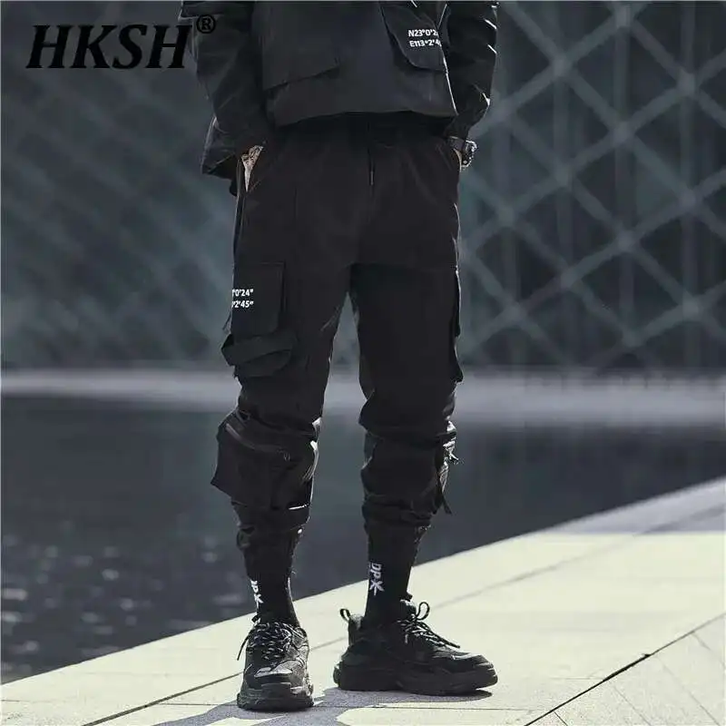 HKSH Весна Осень Новый стиль сафари Мужские темные модные брендовые брюки-карго с несколькими карманами High Street Модные брюки-карго HK3662
HKSH Весна Осень Новый стиль сафари Мужские темные модные брендовые брюки-карго с несколькими карманами High Street Модные брюки-карго HK3662