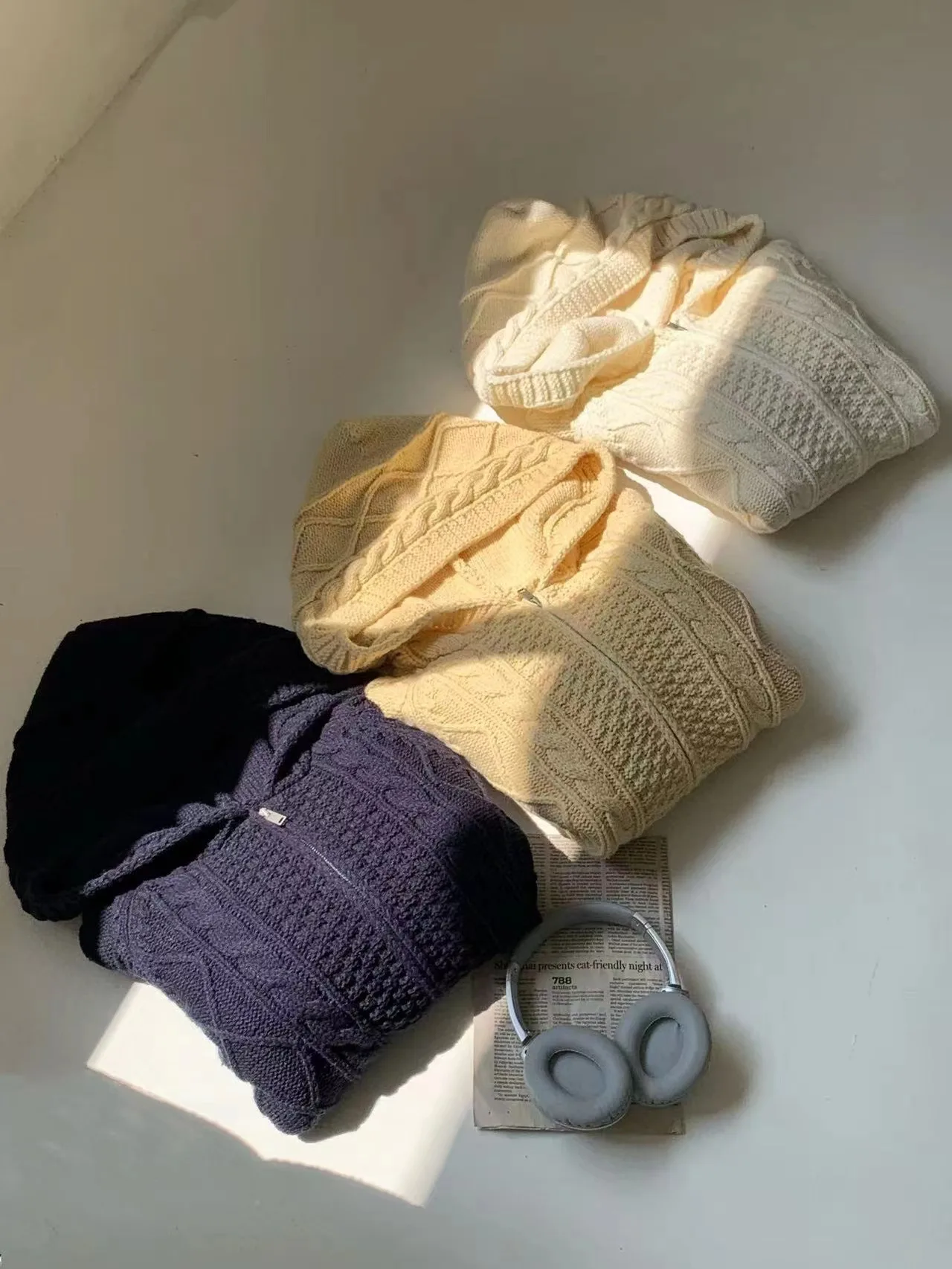 Korean Sle Casual Hooded Sweater Luxury Light Weave Pattern Knitted Cardigan Thiened Warmth for Commuting Young Women
Korean Sle Casual Hooded Sweater Luxury Light Weave Pattern Knitted Cardigan Thiened Warmth for Commuting Young Women