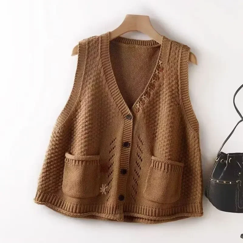 2025 Women New Spring and Autumn Fashion Retro Layup Tank Top Knitted Vest Style Casual Splice Button Art Loose Sweater
2025 Women New Spring and Autumn Fashion Retro Layup Tank Top Knitted Vest Style Casual Splice Button Art Loose Sweater