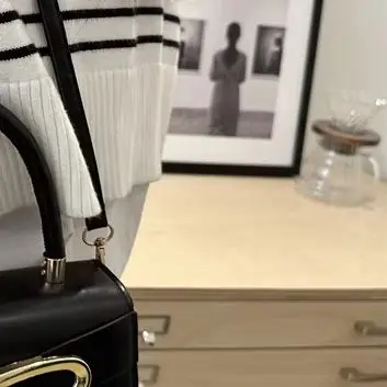 Women Vintage Shoulder Bag PU Leather Simple Flap Bag Solid Color Versatile Underarm Bag Travel
Women Vintage Shoulder Bag PU Leather Simple Flap Bag Solid Color Versatile Underarm Bag Travel