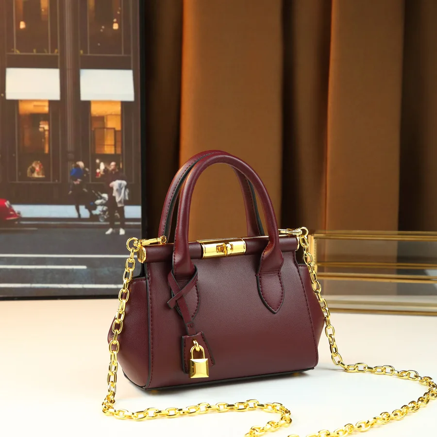 Элегантная повседневная дизайнерская сумка для подгузников для женщин, стильная сумка через плечо, простая кожаная ретро-сумка-тоут и сумка-мессенджер.
Элегантная повседневная дизайнерская сумка для подгузников для женщин, стильная сумка через плечо, простая кожаная ретро-сумка-тоут и сумка-мессенджер.