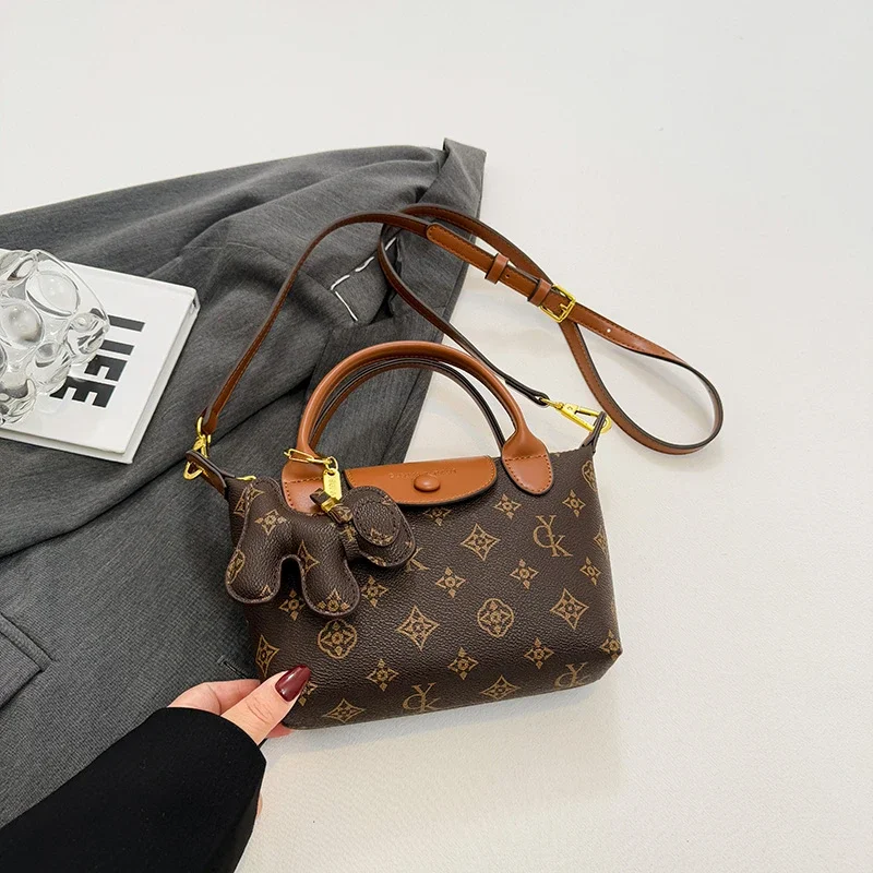 Premium Vintage Messenger Bag For Women Chic Minimalist Leather Tote Crossbody Purse With Customizable Designer Letter Logo
Premium Vintage Messenger Bag For Women Chic Minimalist Leather Tote Crossbody Purse With Customizable Designer Letter Logo