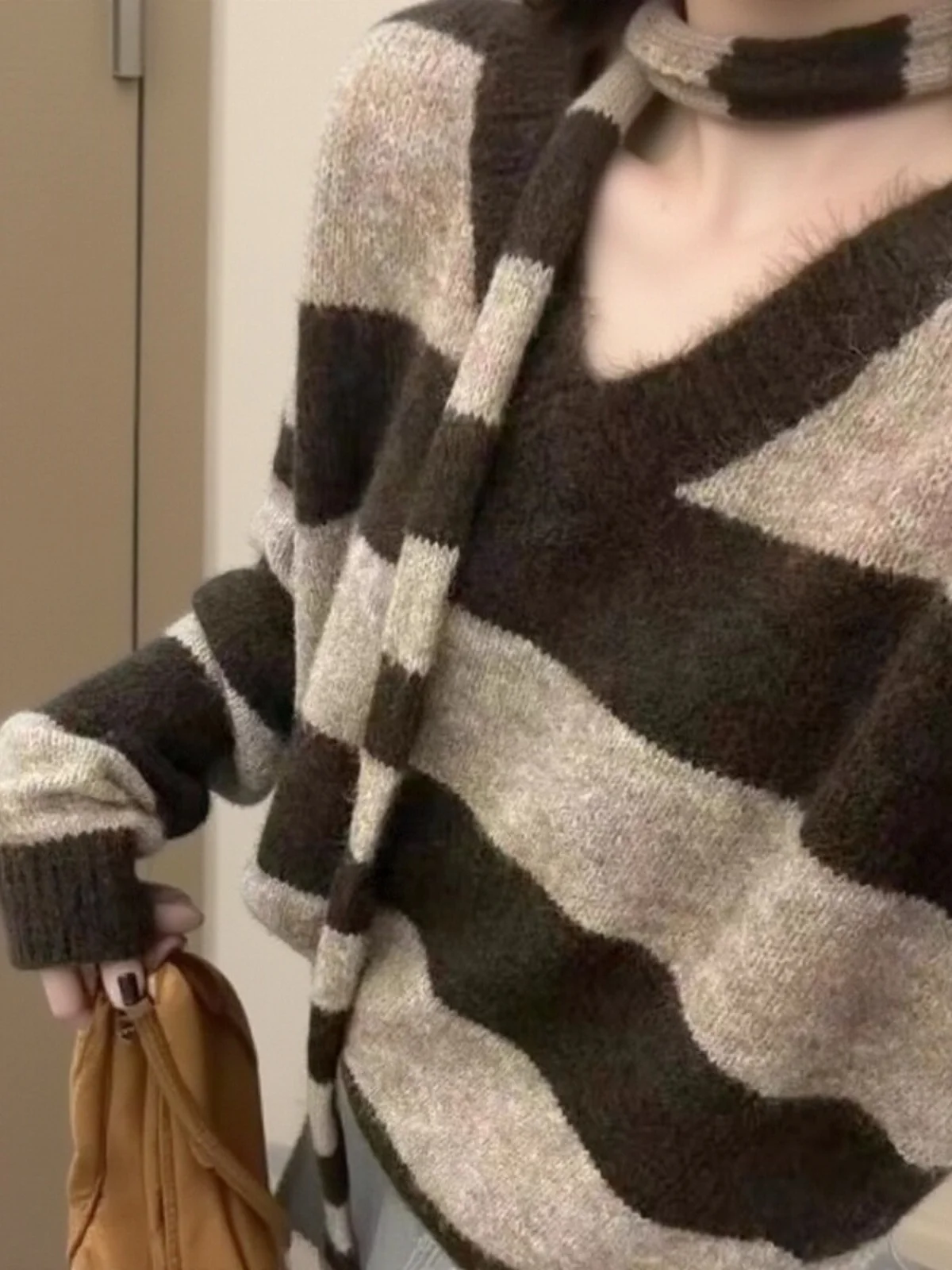 Женский трикотаж в полоску с v-образным вырезом в стиле ретро, шикарный, модный, элегантный, для похудения, ленивый свитер, топ, одинаковый шарф
Женский трикотаж в полоску с v-образным вырезом в стиле ретро, шикарный, модный, элегантный, для похудения, ленивый свитер, топ, одинаковый шарф