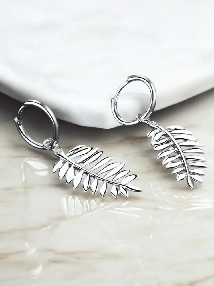 925 silver earrings GRA Certified Moissanite Leaf Shaped Micro-inlaid Moissanite Light luxury is suitable for daily wear
925 silver earrings GRA Certified Moissanite Leaf Shaped Micro-inlaid Moissanite Light luxury is suitable for daily wear