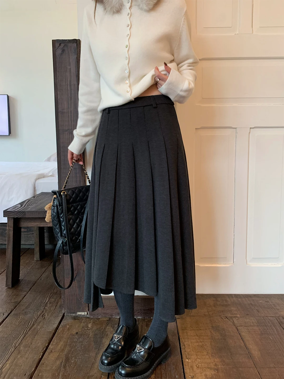 High Waist Gauzy Skirt Asymmetric College Sle Heavy Weight Pleated Slimming Skirt for Women Casual Wear
High Waist Gauzy Skirt Asymmetric College Sle Heavy Weight Pleated Slimming Skirt for Women Casual Wear