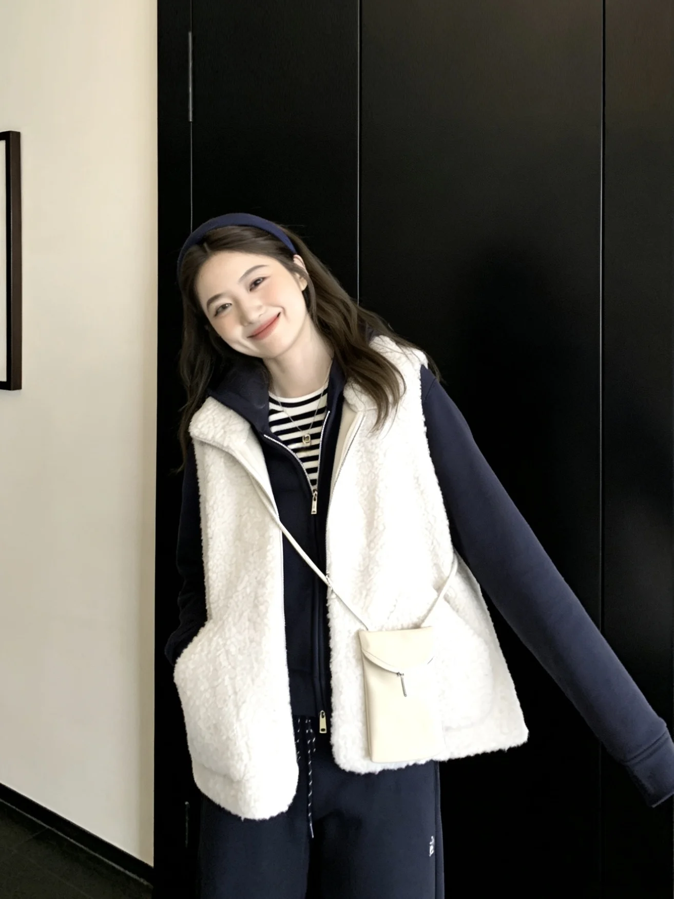 Корейский мягкий уютный жилет из овечьей шерсти для женщин, весенняя модная свободная верхняя одежда из полиэфирного волокна на молнии
Корейский мягкий уютный жилет из овечьей шерсти для женщин, весенняя модная свободная верхняя одежда из полиэфирного волокна на молнии