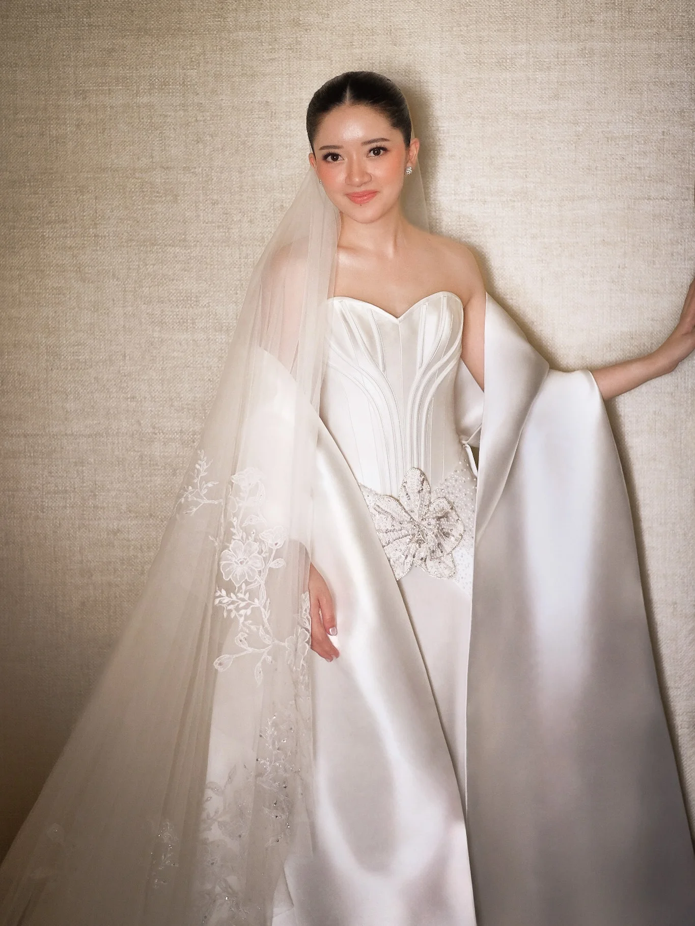 Customized Satin Shawl Classic Wedding Dress Luxury High Quality Bridal Party Embroider Flowers Bridal Gowns Strapless White
Customized Satin Shawl Classic Wedding Dress Luxury High Quality Bridal Party Embroider Flowers Bridal Gowns Strapless White