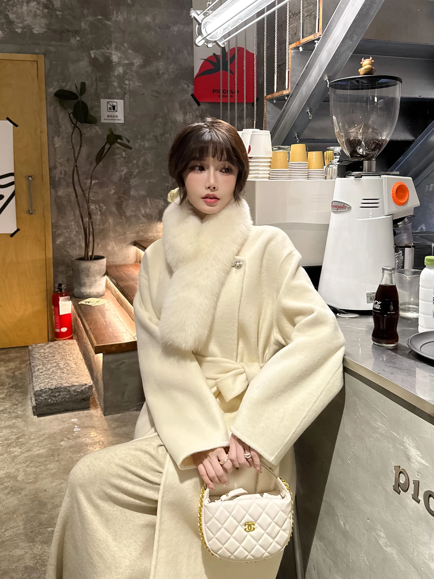 Двустороннее шерстяное пальто Camere, длинное женское пальто с меховым воротником, высокое качество, зимнее новое поступление, корейский свободный крой
Двустороннее шерстяное пальто Camere, длинное женское пальто с меховым воротником, высокое качество, зимнее новое поступление, корейский свободный крой