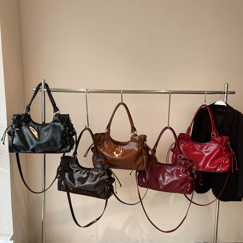 Retro-styled Grand Smooth PU Solid Color Women Shoulder Bag Multi-pocket Large-capacity Adjustable Strap for Commuting Outings
Retro-styled Grand Smooth PU Solid Color Women Shoulder Bag Multi-pocket Large-capacity Adjustable Strap for Commuting Outings