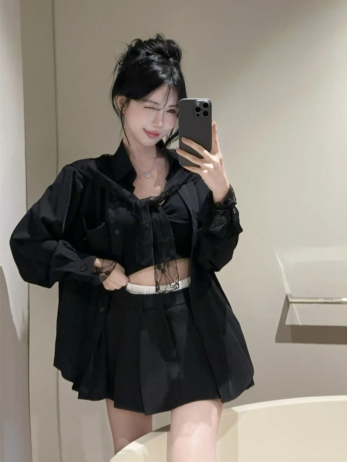 Черная кружевная блузка с длинным рукавом, имитация двухслойности, женская, весна-лето, с открытой спиной, облегающая, с декоративными вставками, топ с завязками
Черная кружевная блузка с длинным рукавом, имитация двухслойности, женская, весна-лето, с открытой спиной, облегающая, с декоративными вставками, топ с завязками