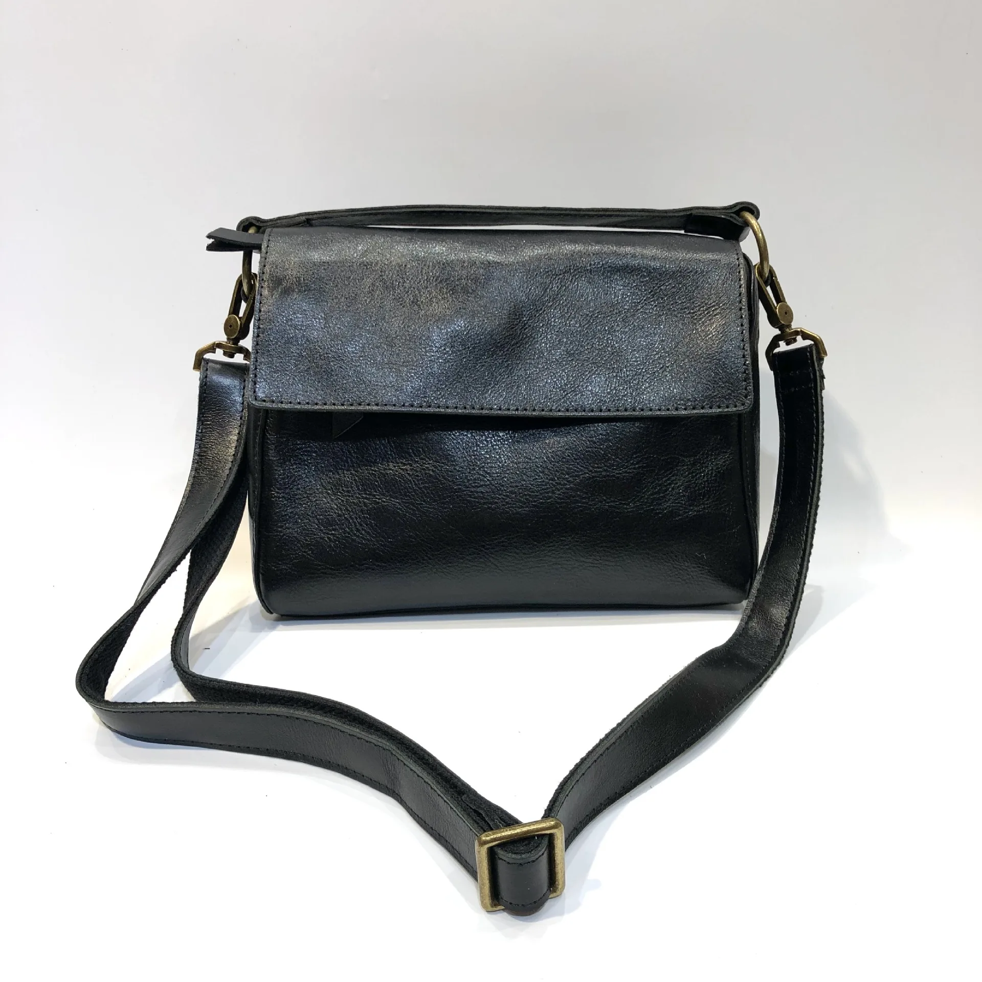 Leather women's vintage Messenger Bag Handmade first layer plant tanned cow leather single shoulder crossbody Tote
Leather women's vintage Messenger Bag Handmade first layer plant tanned cow leather single shoulder crossbody Tote