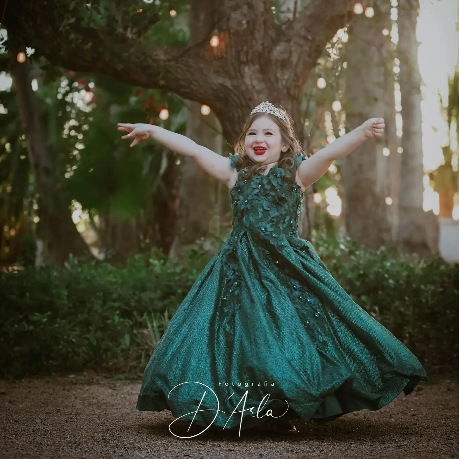 Emerald A Line Flower Girl Dresses Floral Appliques Sleeveless Kids Birthday Gowns Vintage Floor Length Girls Photography Gowns
Emerald A Line Flower Girl Dresses Floral Appliques Sleeveless Kids Birthday Gowns Vintage Floor Length Girls Photography Gowns