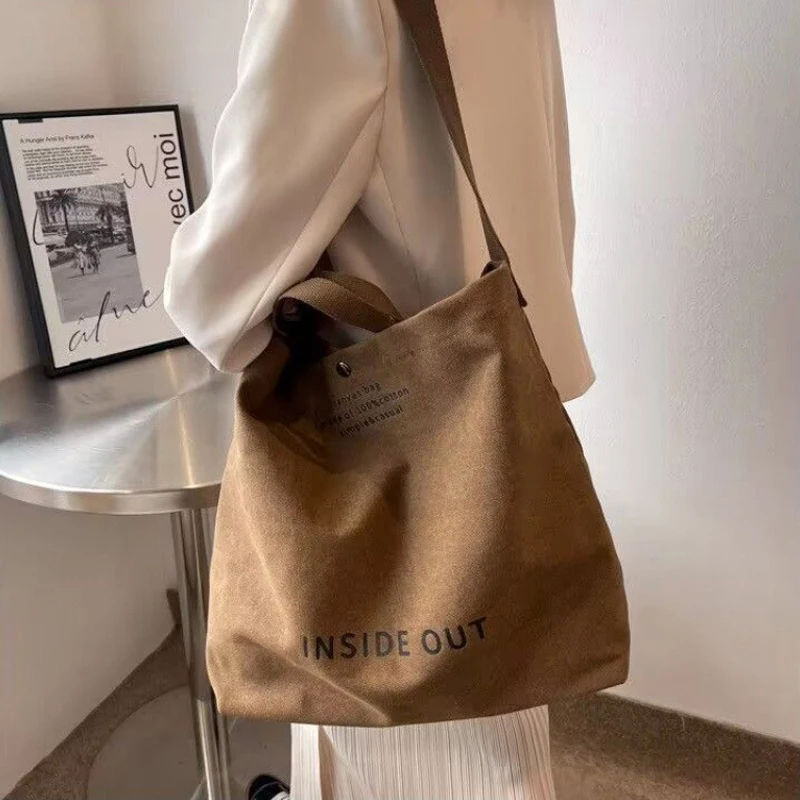 Retro High-quality Canvas Handbag Japanese Large Capacity Class Commute Crossbody Bag Zipper Closure Adjustable Shoulder Strap
Retro High-quality Canvas Handbag Japanese Large Capacity Class Commute Crossbody Bag Zipper Closure Adjustable Shoulder Strap