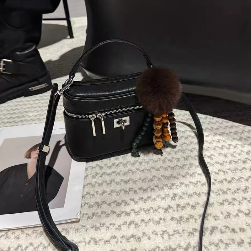 New Nubuck Suede Handbag Brand Designer Shoulder Crossbody Bag Simple Lipstick Coin Purse Vintage Small Wallet Box Bag Phone Bag
New Nubuck Suede Handbag Brand Designer Shoulder Crossbody Bag Simple Lipstick Coin Purse Vintage Small Wallet Box Bag Phone Bag