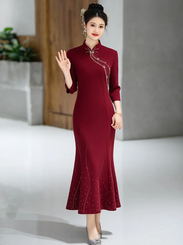 Элегантное красно-фиолетовое свадебное платье с модным дизайном «рыбий хвост» для подружки невесты в китайском стиле для свадебного банкета
Элегантное красно-фиолетовое свадебное платье с модным дизайном «рыбий хвост» для подружки невесты в китайском стиле для свадебного банкета