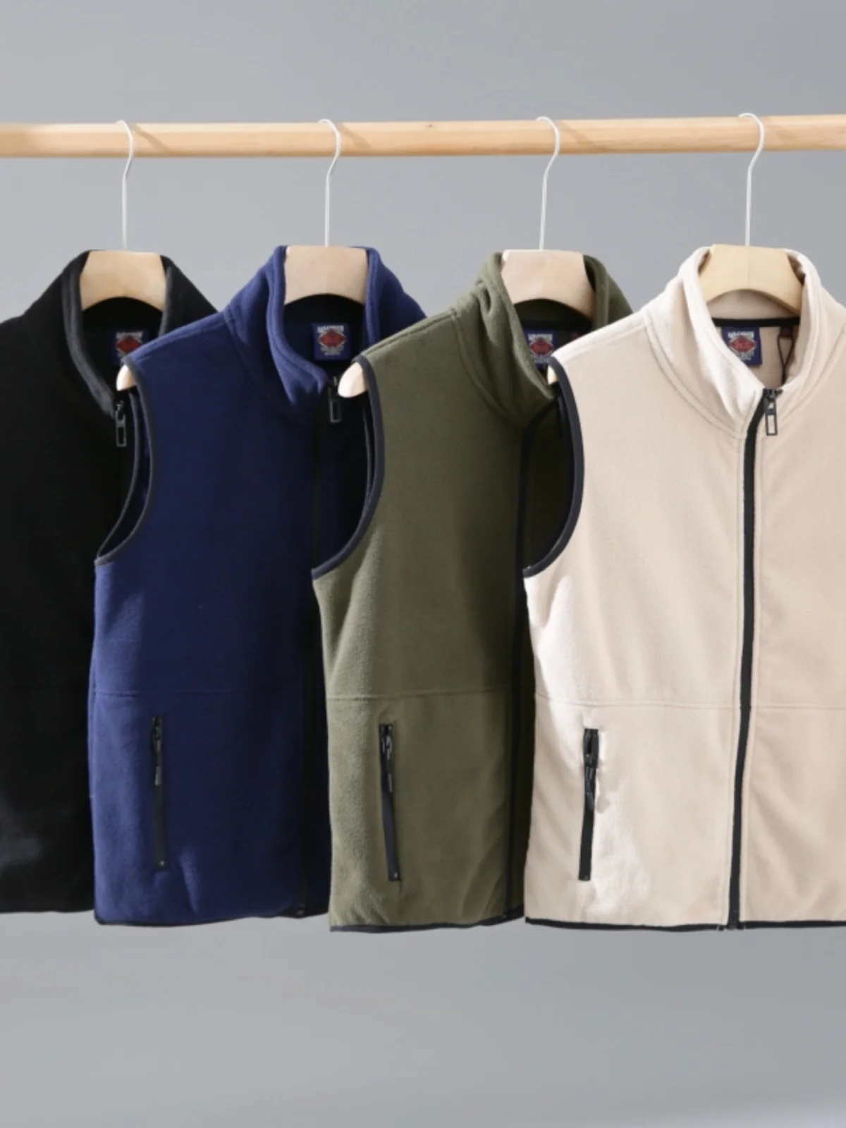 Мужской утепленный жилет с двойным слоем флиса, комфортный, мягкий, с воротником-стойкой, для активного отдыха, осенне-зимний, повседневный, модный, молодежный, приталенный крой
Мужской утепленный жилет с двойным слоем флиса, комфортный, мягкий, с воротником-стойкой, для активного отдыха, осенне-зимний, повседневный, модный, молодежный, приталенный крой