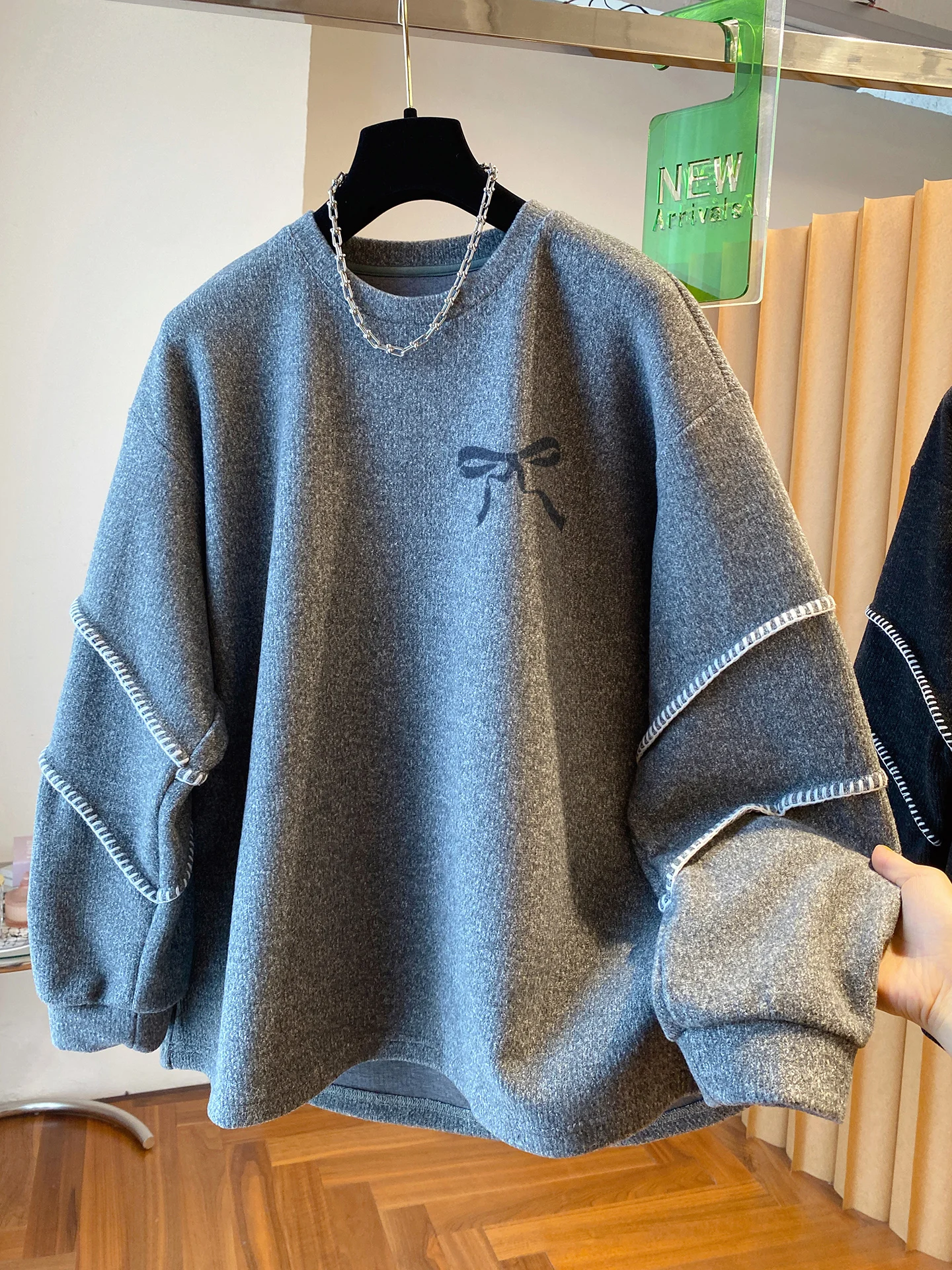 Корейский свитшот оверсайз Laid-ba для женщин, весенне-осенний дизайн, уникальный круглый вырез, модный, длинный рукав, удобный крой
Корейский свитшот оверсайз Laid-ba для женщин, весенне-осенний дизайн, уникальный круглый вырез, модный, длинный рукав, удобный крой