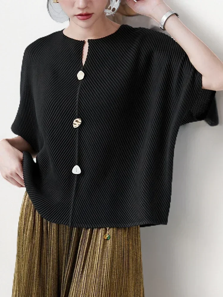 Miyake Fashion Casual Pleated Women's Round Neck Short Sleeve Solid Colour Single Breasted Blouse 2025 Summer New Clothing
Miyake Fashion Casual Pleated Women's Round Neck Short Sleeve Solid Colour Single Breasted Blouse 2025 Summer New Clothing