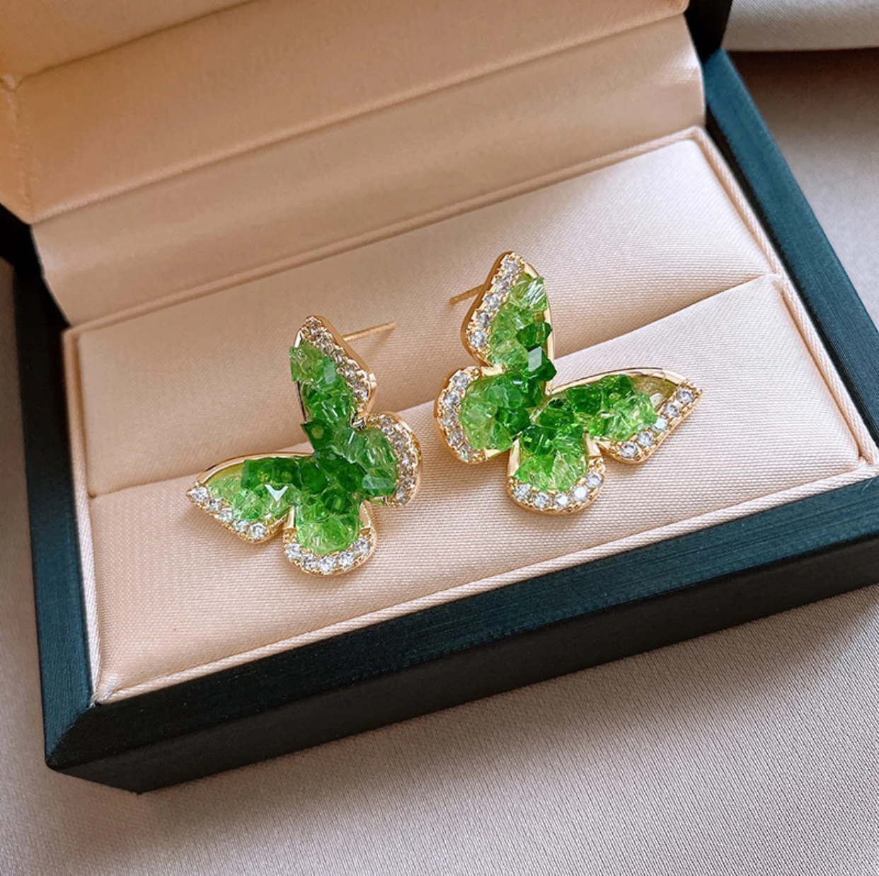 Wizard of Oz | Green crystal butterfly ear studs stylish personality small fresh earrings light luxury ear accessories
Wizard of Oz | Green crystal butterfly ear studs stylish personality small fresh earrings light luxury ear accessories