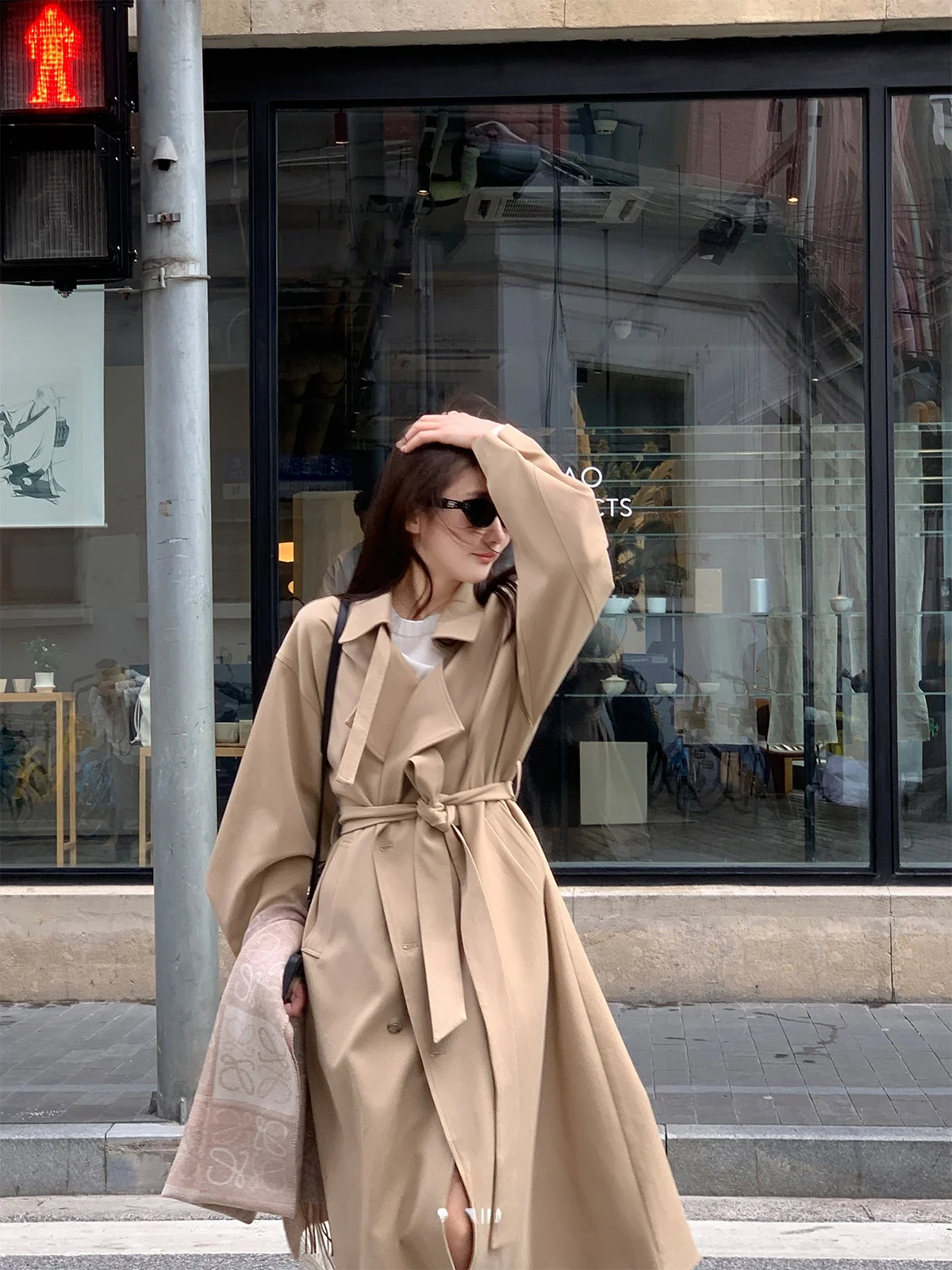 Классическое пальто-ветровка Classic Return Cool Aosphere оригинального дизайна для женщин, с длинными рукавами, отложным воротником, на одной пуговице, средней длины
Классическое пальто-ветровка Classic Return Cool Aosphere оригинального дизайна для женщин, с длинными рукавами, отложным воротником, на одной пуговице, средней длины