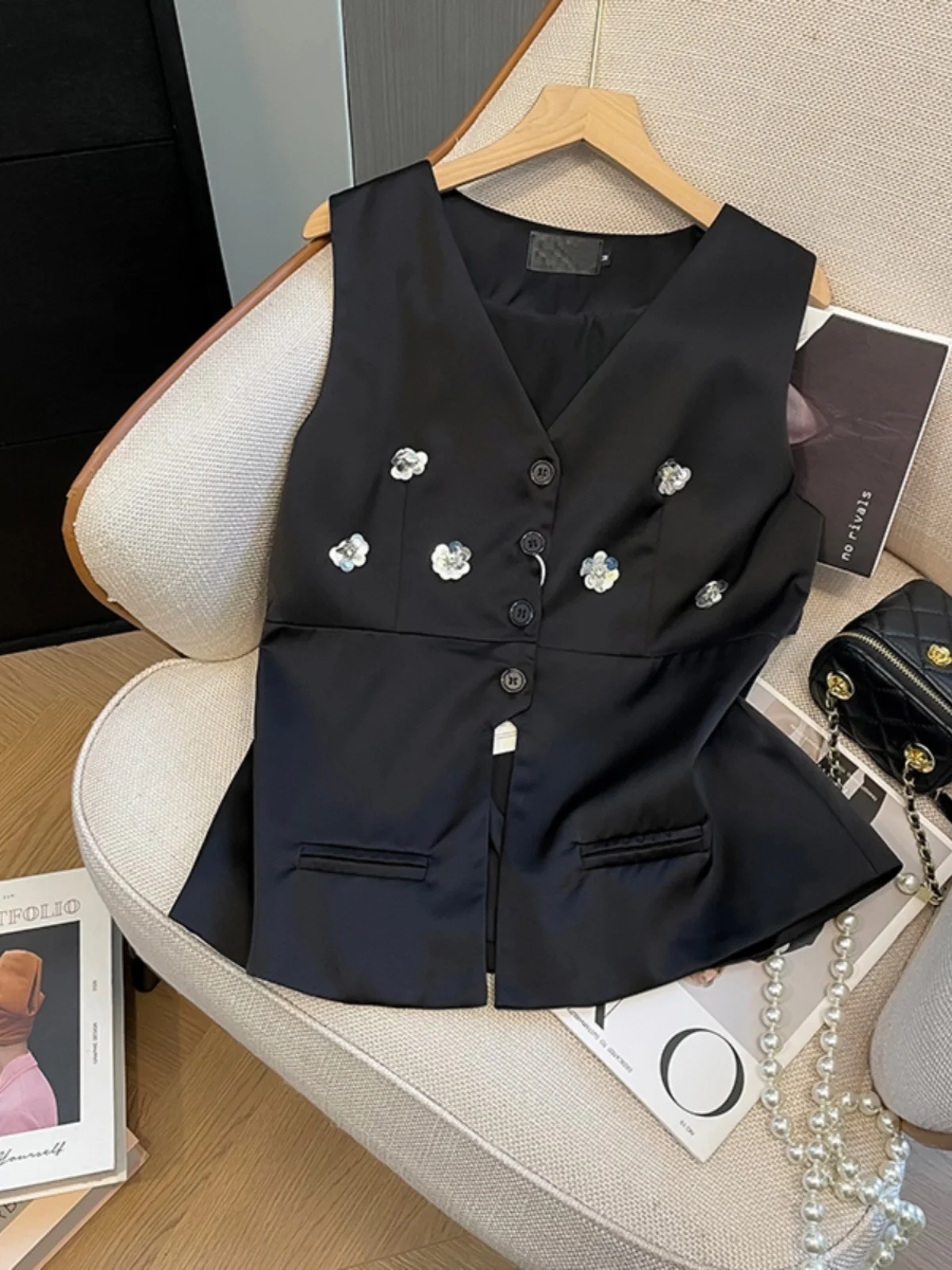 New 3D sequin flower vest single breasted vest premium top V-neck slim fit
New 3D sequin flower vest single breasted vest premium top V-neck slim fit