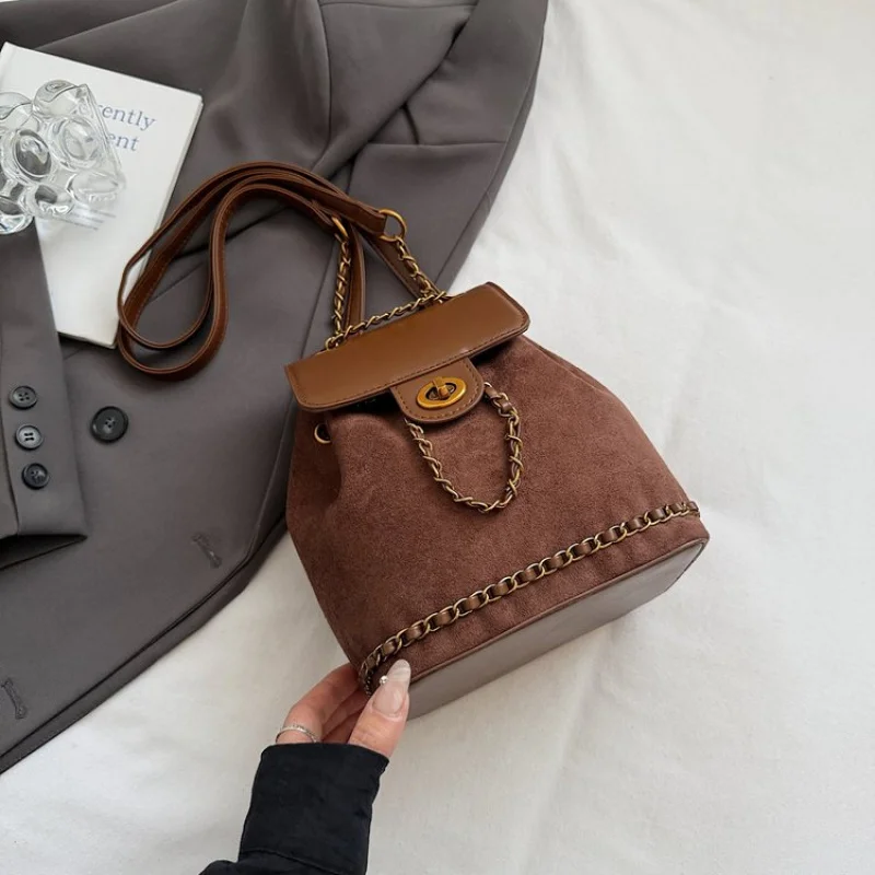 Женская сумка через плечо из тонкой кожи в дизайнерском стиле и модный повседневный вид
Женская сумка через плечо из тонкой кожи в дизайнерском стиле и модный повседневный вид 