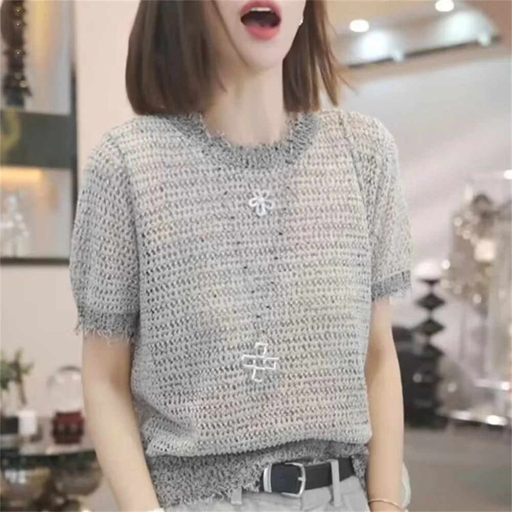 Women's Gray Color V Neck Hollow Out Knit Top Short Sleeve Casual Short Sleeve Knitted Blouse 2026 Summer Korean Design Thin Top
Women's Gray Color V Neck Hollow Out Knit Top Short Sleeve Casual Short Sleeve Knitted Blouse 2026 Summer Korean Design Thin Top