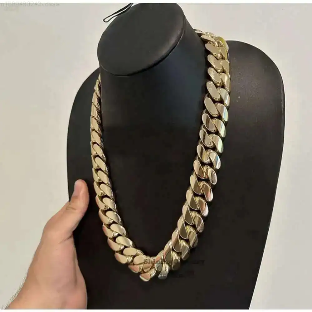 Hip Hop Jewelry Chain 14k 25mm 24 700g 999 Silver Pain Cuban Chain with Iced Out Moissanite Lock Iced Out Cuban Link Chain
Hip Hop Jewelry Chain 14k 25mm 24 700g 999 Silver Pain Cuban Chain with Iced Out Moissanite Lock Iced Out Cuban Link Chain