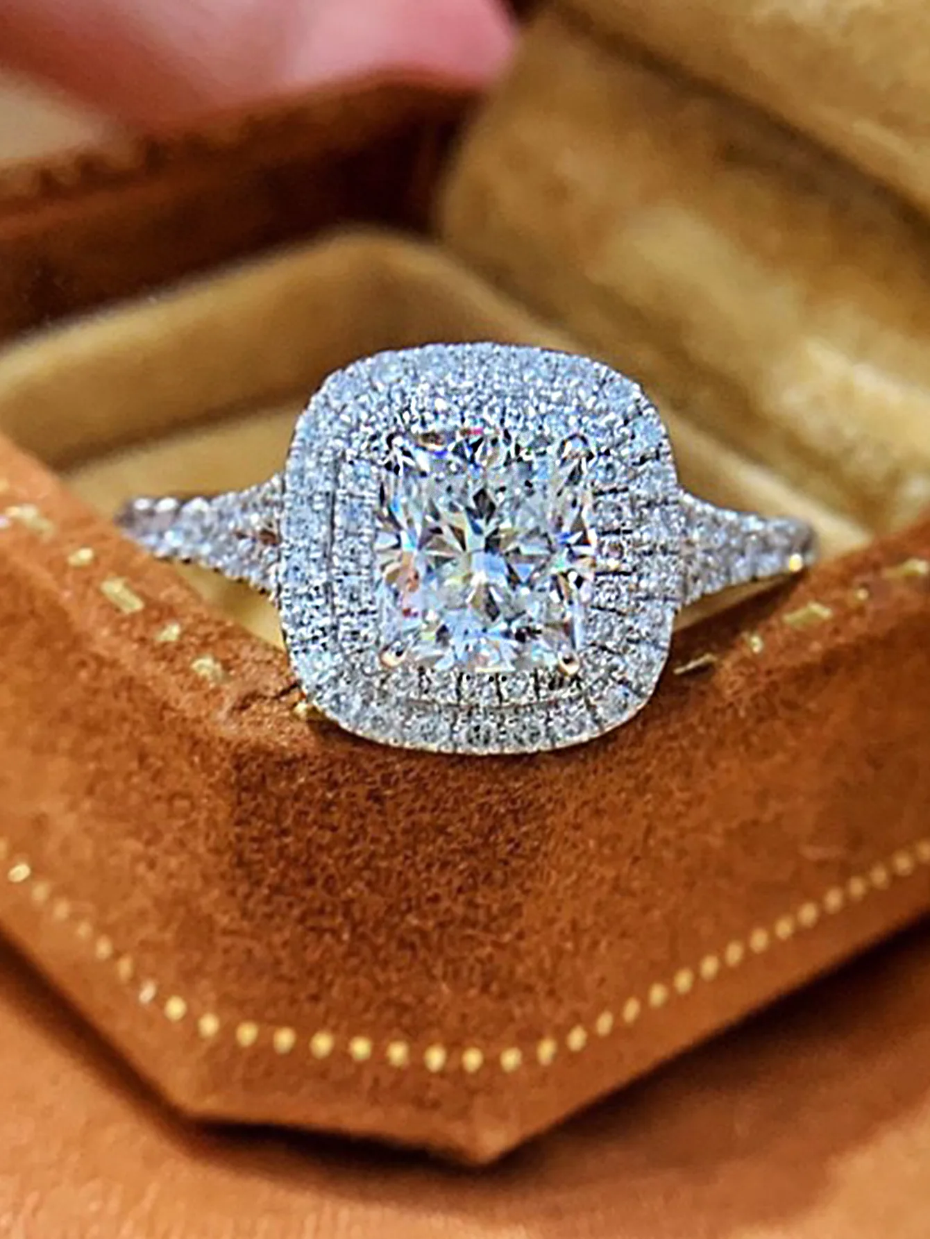 S925 pure silver women's ring zircon rings fashionable and versatile European and American light luxury tail ring gift
S925 pure silver women's ring zircon rings fashionable and versatile European and American light luxury tail ring gift