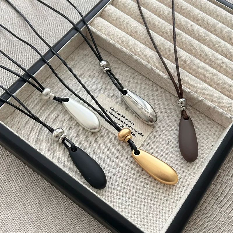 Metal Water Drop Shaped Pendant Necklace for Women Girls Simple Black Rope Adjustable Long Sweater Chain Fashion Accessory
Metal Water Drop Shaped Pendant Necklace for Women Girls Simple Black Rope Adjustable Long Sweater Chain Fashion Accessory