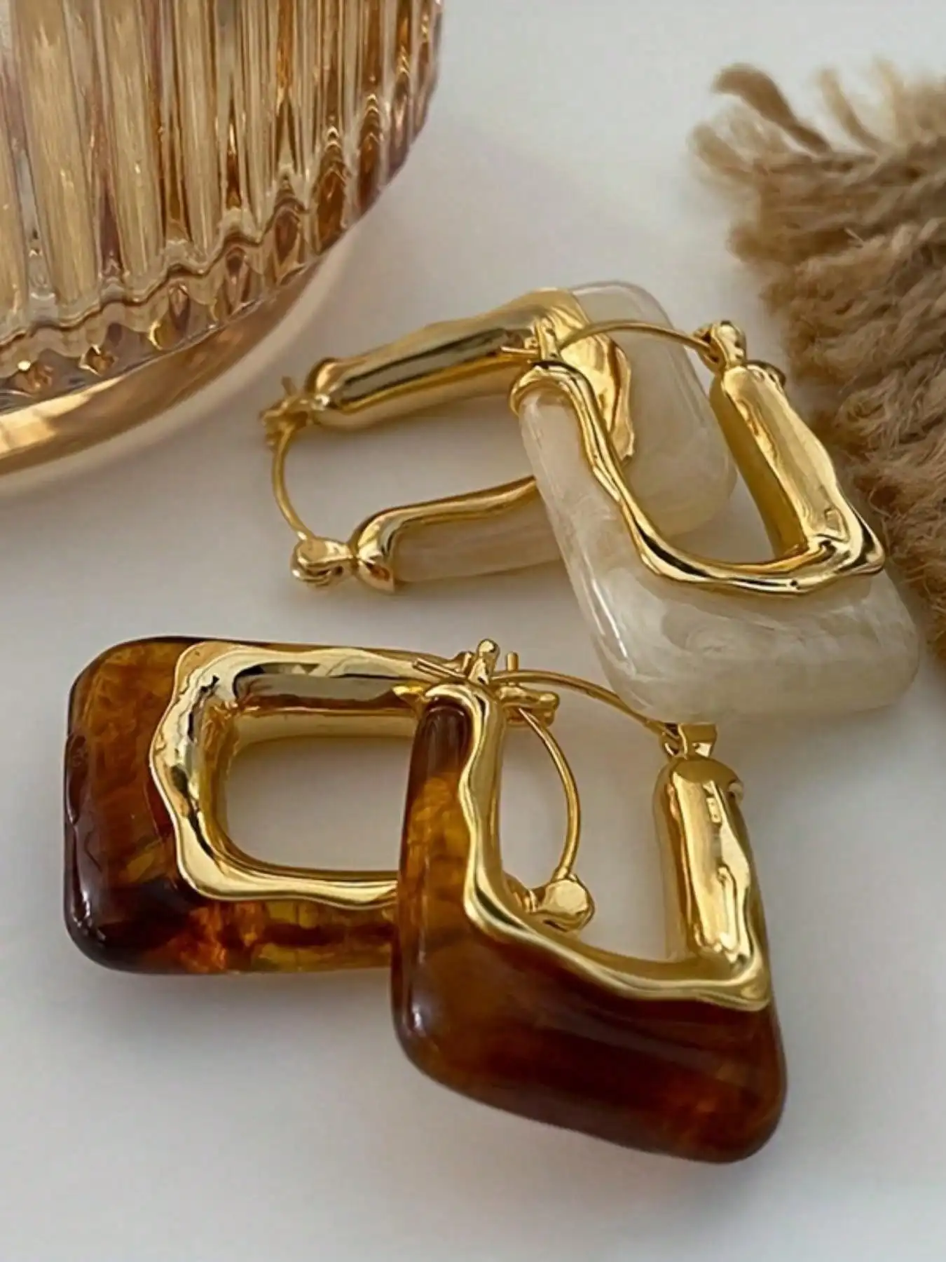 2Pcs Vintage U-Shaped Hoop Earrings with Gold Tone & Resin Inlay, Stylish Women's Fashion Jewelry
2Pcs Vintage U-Shaped Hoop Earrings with Gold Tone & Resin Inlay, Stylish Women's Fashion Jewelry